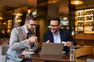 Dois homens analisando o mercado de franquias